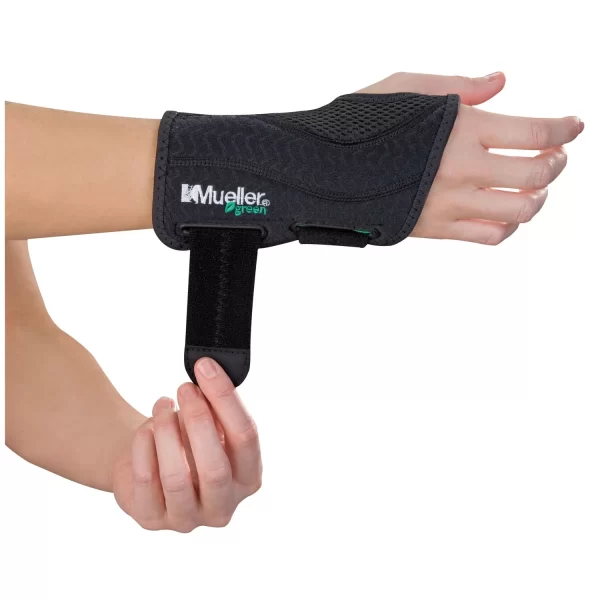 MUELLER GREEN FITTED WRIST BRACE